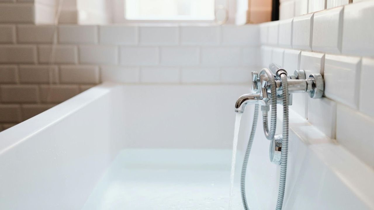 Therapeutic Benefits of Hot Baths for Seniors